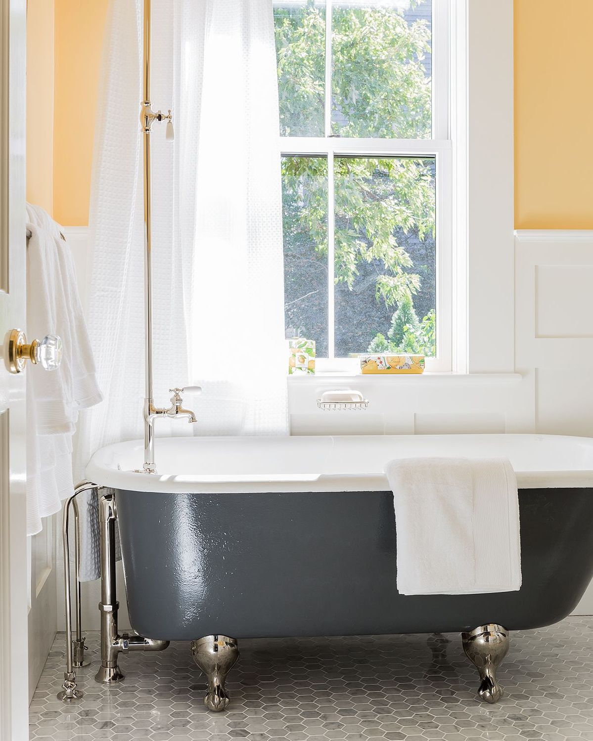 14 Charlestown Townhouse Guest Bathroom Tub photo by Michael J. Lee